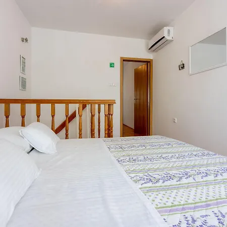 Zentrales Nur 250 Meter Zum Mit Privatparkplatz * Crikvenica